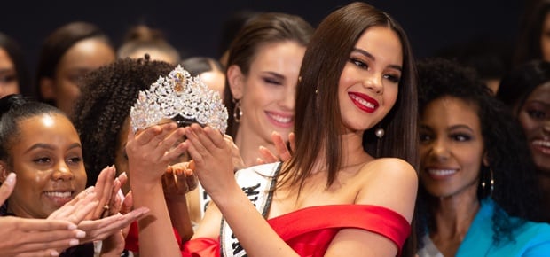 Catriona Gray holding the 2019 Miss Universe crown (Photo: Getty Images)