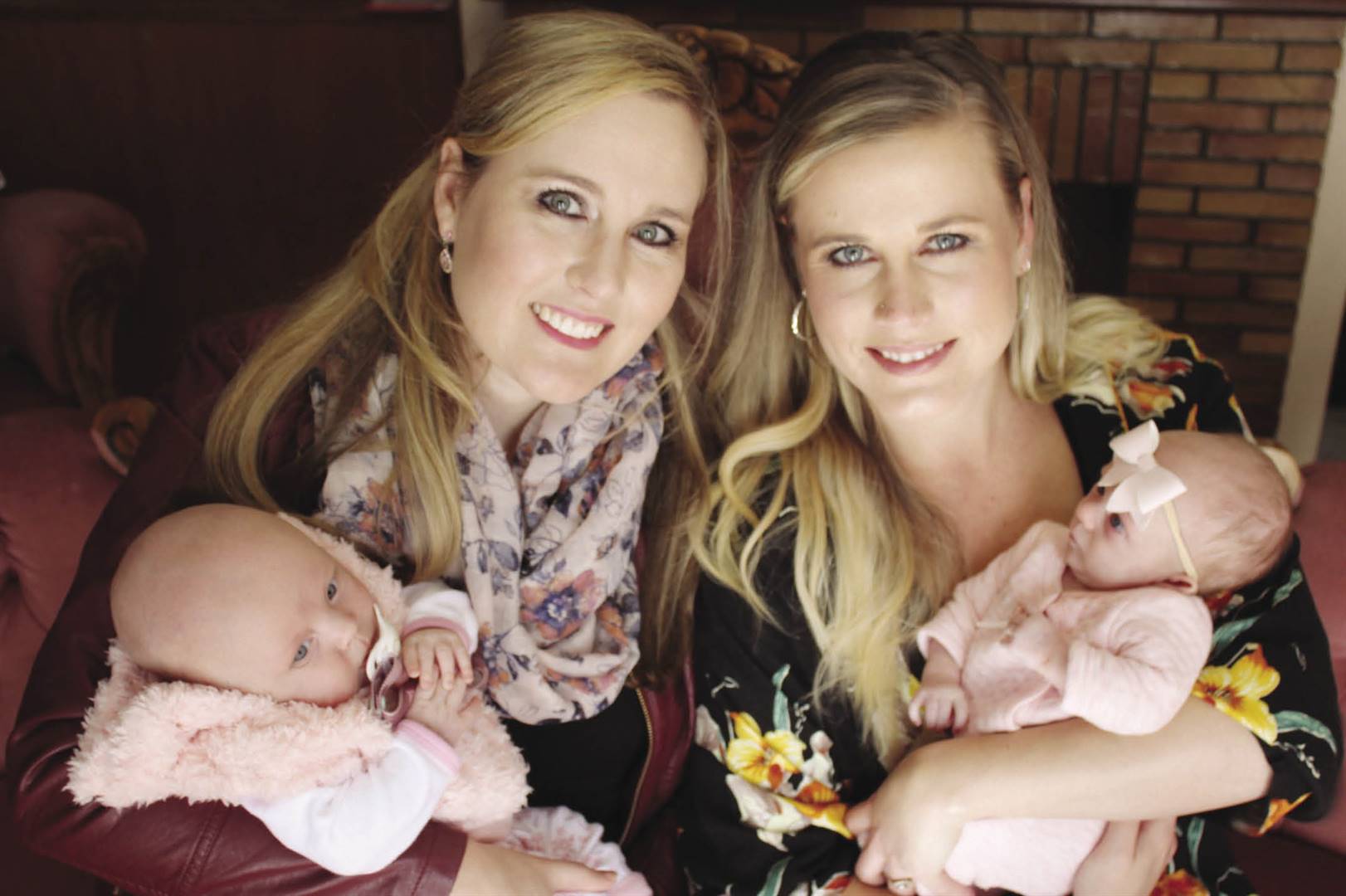 Luzanne Hanekom by haar spruit, Jeanri, en kleinsus Talitha de Kock met Tia-Lee. Die twee niggies is op dieselfde dag gebore.