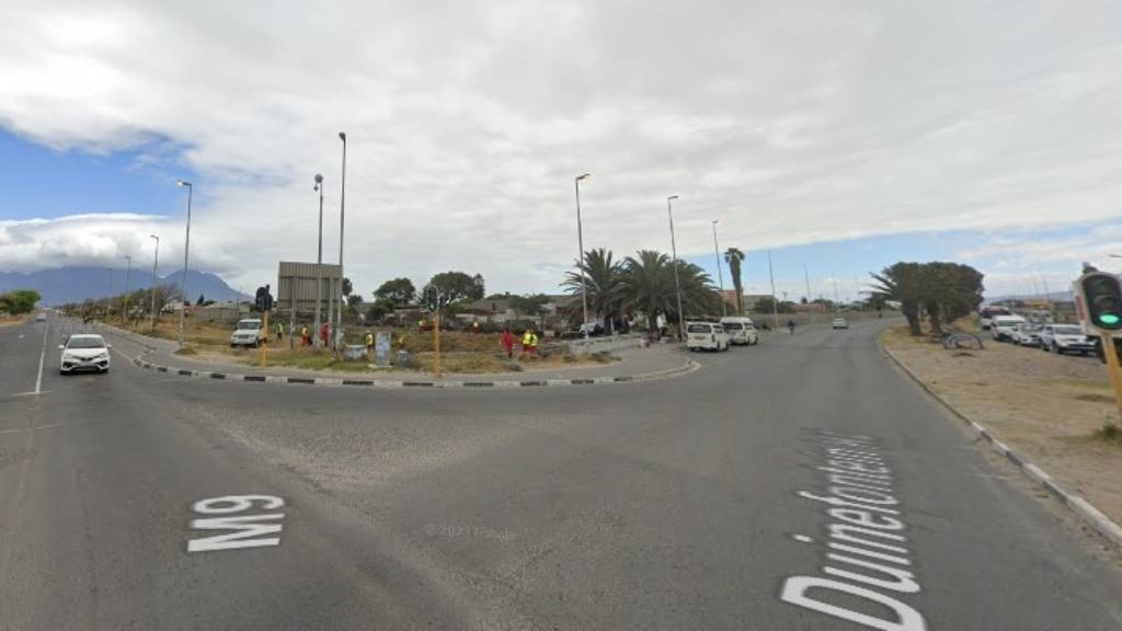 A shooting at the Duinefontein Road and Govan Mbeki Road intersection wounded a security guard and his patrol dog.