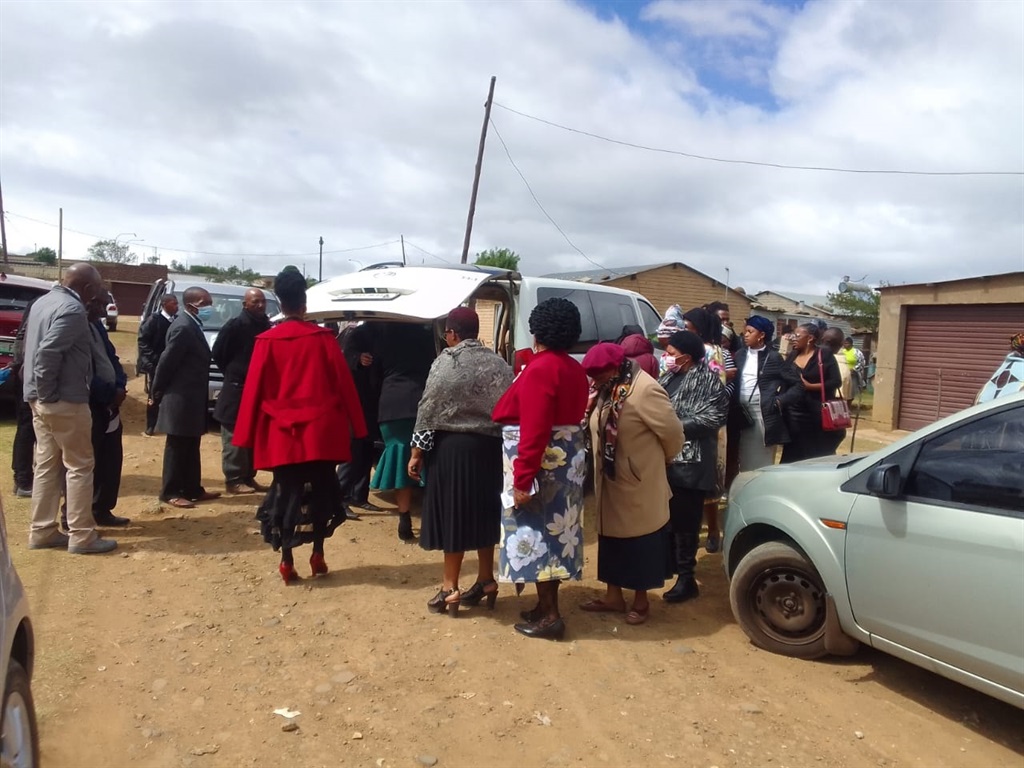 It was a very emotional moment for the family of a woman who lost her life in a dramatic hostage to see her body in a mortuary vehicle. Photo by Joseph Mokoaledi