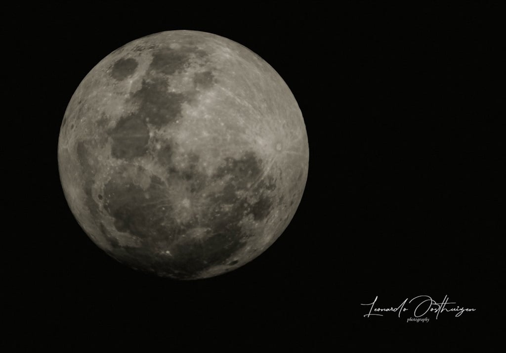 Image of the Super Blue Moon from Oudshoorn. 
