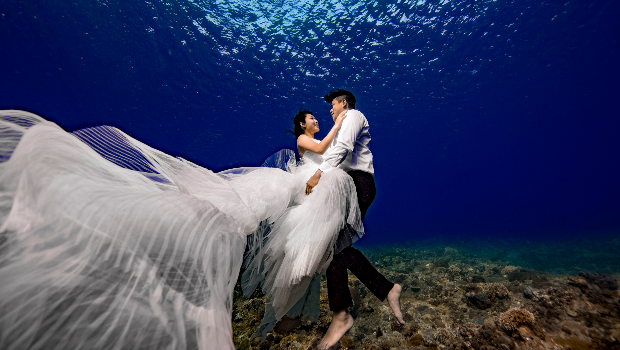 Derek and Natural, a newlywed couple who pulled out all the stops for their wedding shots.  (Photo: ASIA WIRE/MAGAZINEFEATURES.CO.ZA)