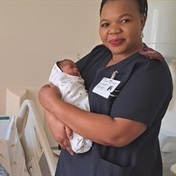 “他很幸运”:开普敦妇女在医院停车场生下了一名男婴