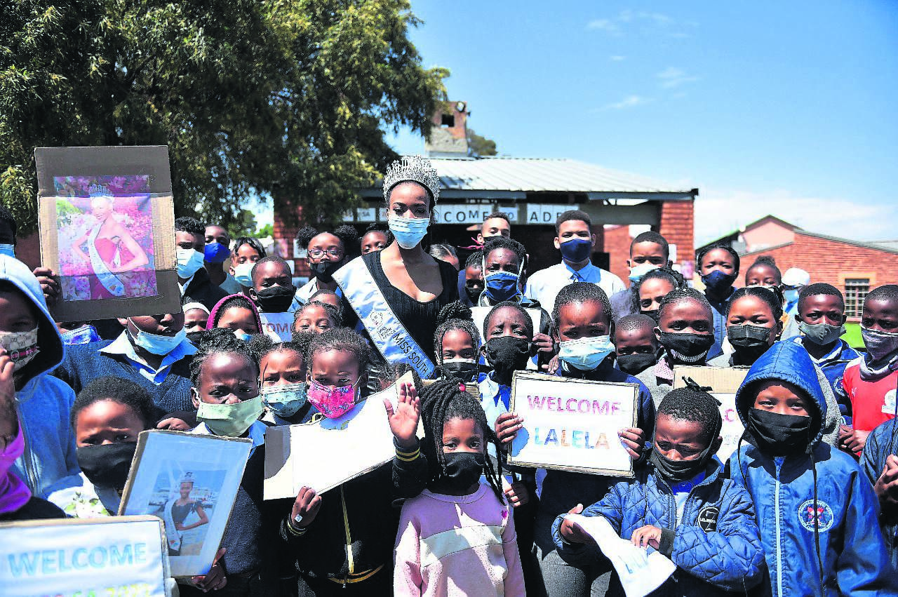 Miss SA Lalela Mswane visited the Malapa Motsetse Foundation Primary School in Westbury, Joburg and shared entrepreneurial skills with kids.            Photo by Christopher Moagi