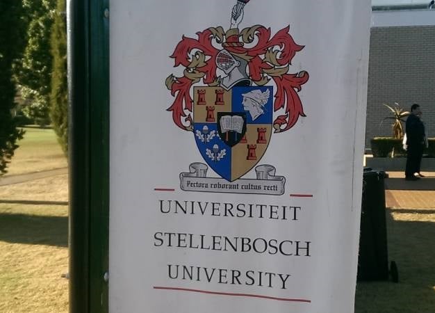Стелленбосский университет табличка на входе фото