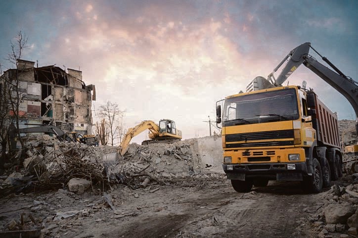  Demolition of a residential building in Irpin, Ukraine, due to damage from mortar fire by the Russian army.