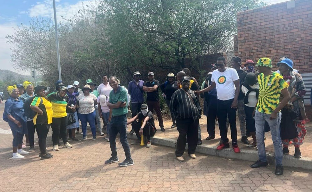 Angry community members marched to Rand Water offices in Joburg to hand over their memorandum of grievances. Photo by Tumelo Mofokeng