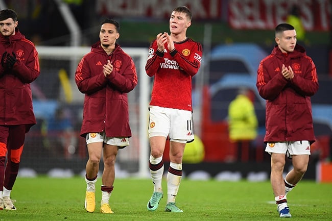 A dejected Rasmus Hojlund and his Manchester United team-mates. (Photo by Peter Powell/AFP)