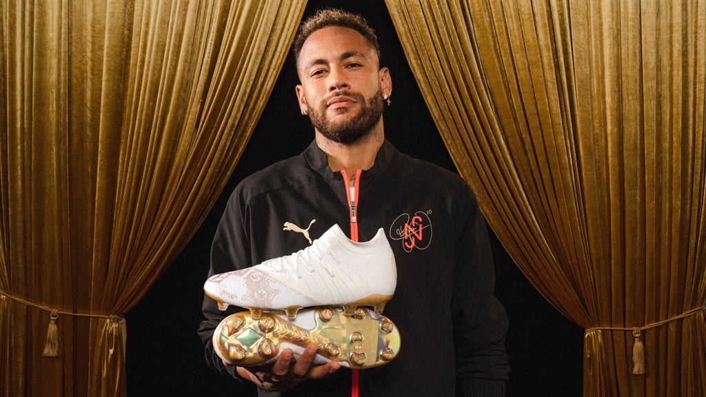 To celebrate his record-breaking 78th goal for Brazil, Neymar Jr. and PUMA designed and created 78 limited-edition FUTURE football boots that will be presented to 78 of the most influential people in Neymar’s career including family, friends, coaches, current and ex-teammates, and Brazil legends.