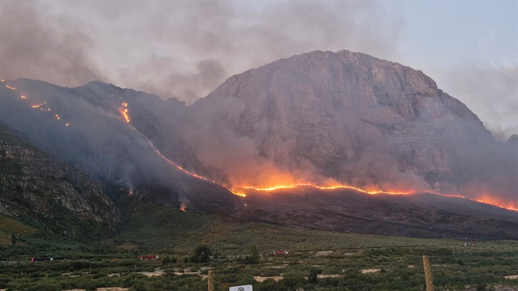 News24 | Cape Winelands fire enters second day