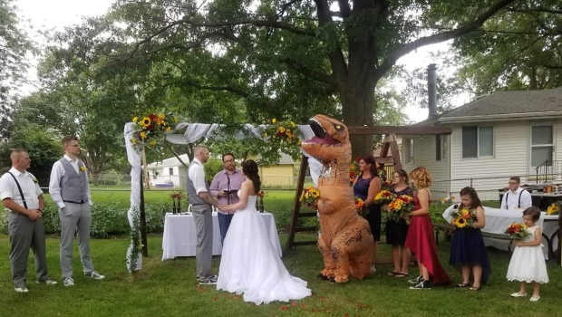 Instead of opting for a dress the maid-of-honour rocked up in an inflatable dinosaur costume. (Photo: Christina A. Meador Facebook)