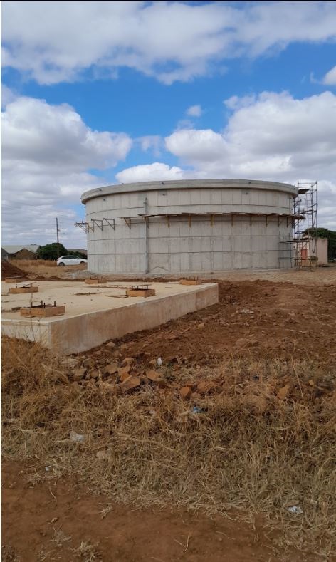 A new water reticulation tank in Jim Jones, Malamulele. Photo by Mfundekelwa Mkhulisi.