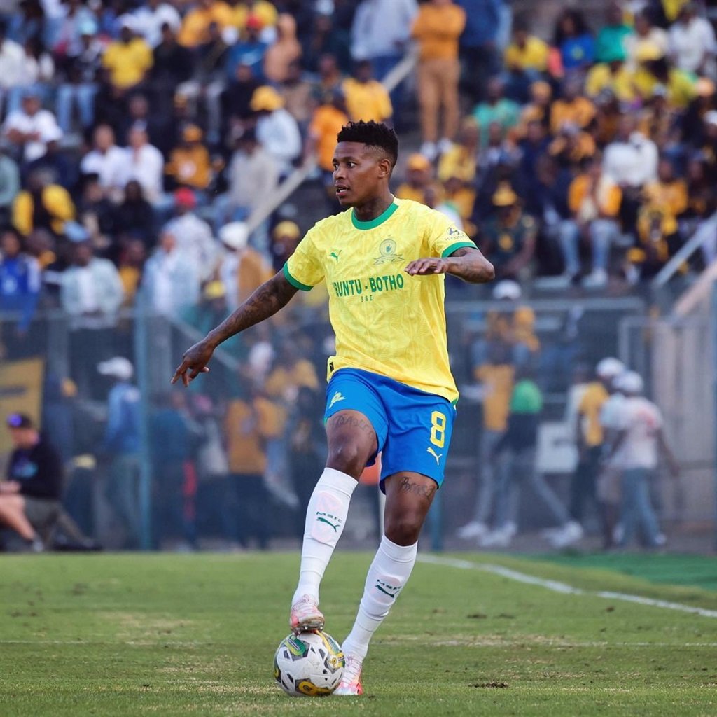 After Rulani Mokwena insinuated that TS Galaxy's head coach orchestrated the rough challenge on Bongani Zungu, fans took to Twitter/X to share their opinions on the matter.