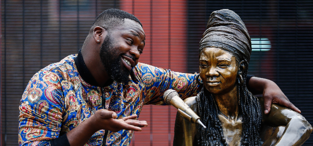 Bongani Fassie next to Brenda's statues. (PHOTO: GETTY IMAGES/GALLO IMAGES).