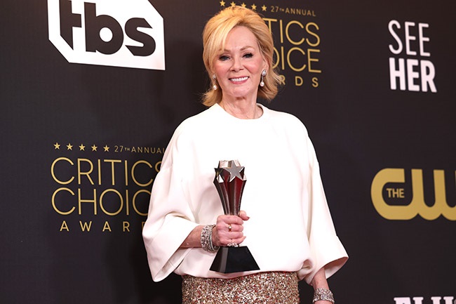  Jean Smart poses in the press room with her award