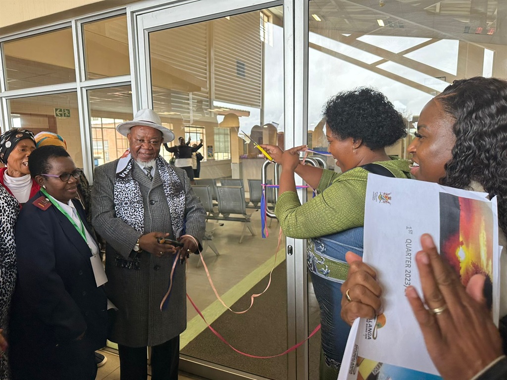 From left: Kgoshi Mathibela Mokoena, Premier Refilwe Mtsweni-Tsipane and Health MEC Sasekani Manzini during the handover of the Oakley Clinic.