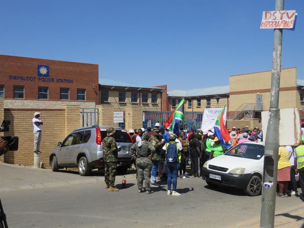 Gatvol Diepsloot residents at the Diepsloot police station. Photo by Ntebatse Masipa