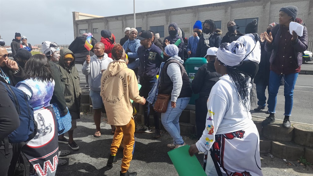 Residents of Harare in Khayelitsha at the police station to hand over the memorandum. Photo by Lulekwa Mbadamane