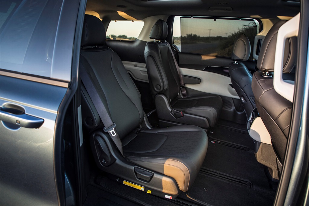 The second row of the Kia Carnival can be either two-row