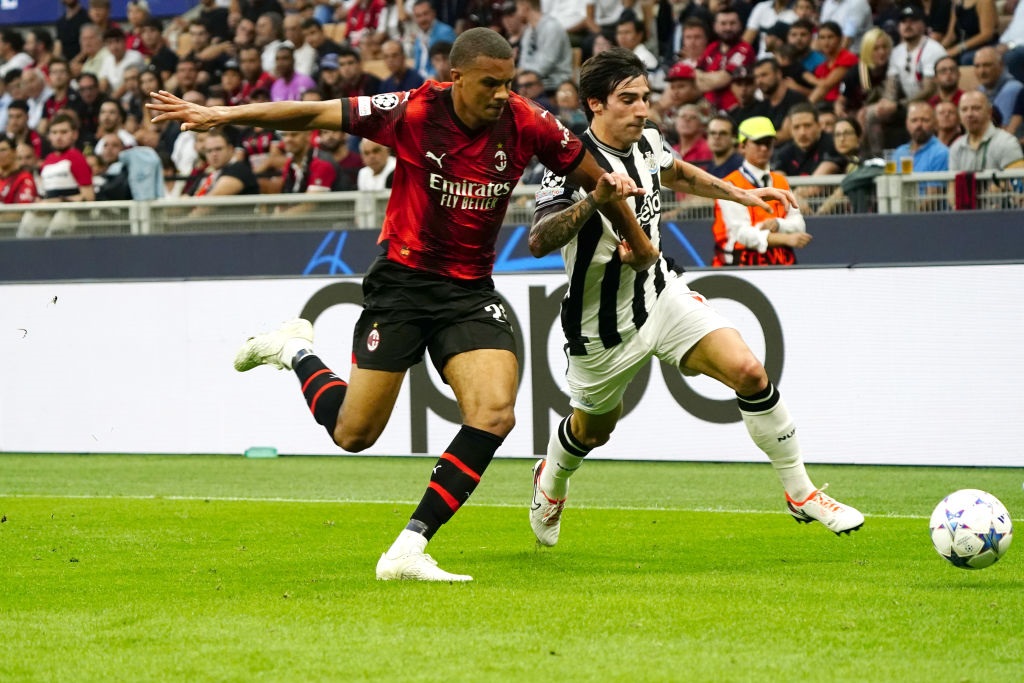 MILAN, ITALY - SEPTEMBER 19: (L) Malick Thiaw of AC Milan battles for the ball with Sandro Tonali of Newcastle United FC during the UEFA Champions League match between AC Milan and Newcastle United FC at Stadio Giuseppe Meazza on September 19, 2023 in Milan, Italy. (Photo by Pier Marco Tacca/Getty Images)