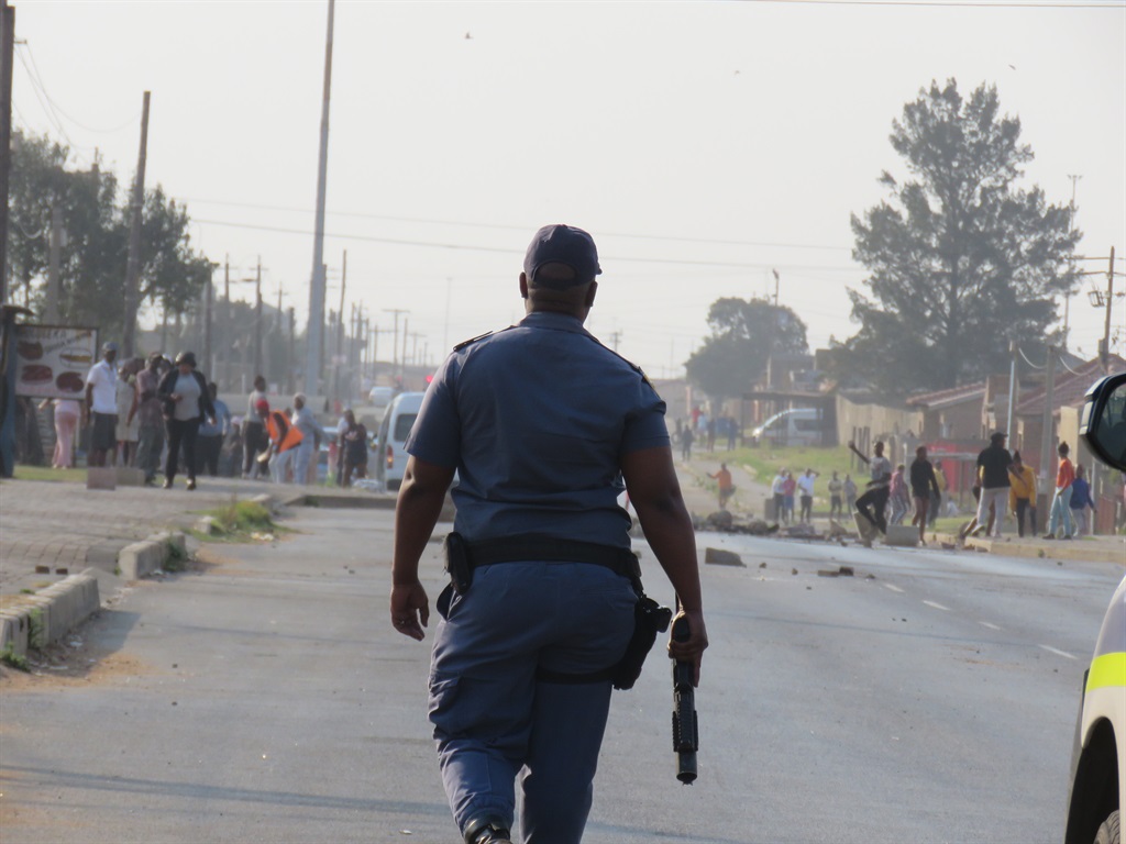Police disperse water protesters in Tsakane, Ekurhuleni. Photo by Ntebatse Masipa
