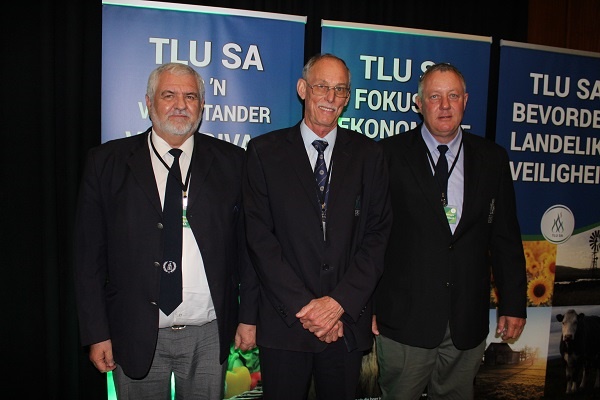 Mnre. Louis Meintjes (middel) en Henry Geldenhuys (regs) is onbestrede herkies as president en adjunk-president van TLU SA. Links is mnr. Bennie van Zyl, hoofbestuurder. FOTO: Nico van Burick