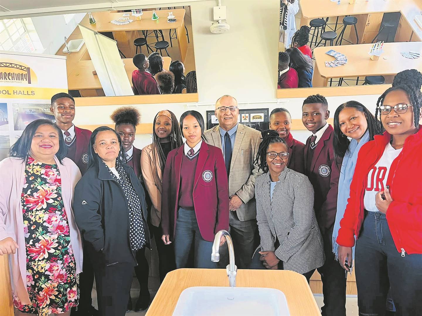 Diazville High School is happy with its new science centre.Foto: 