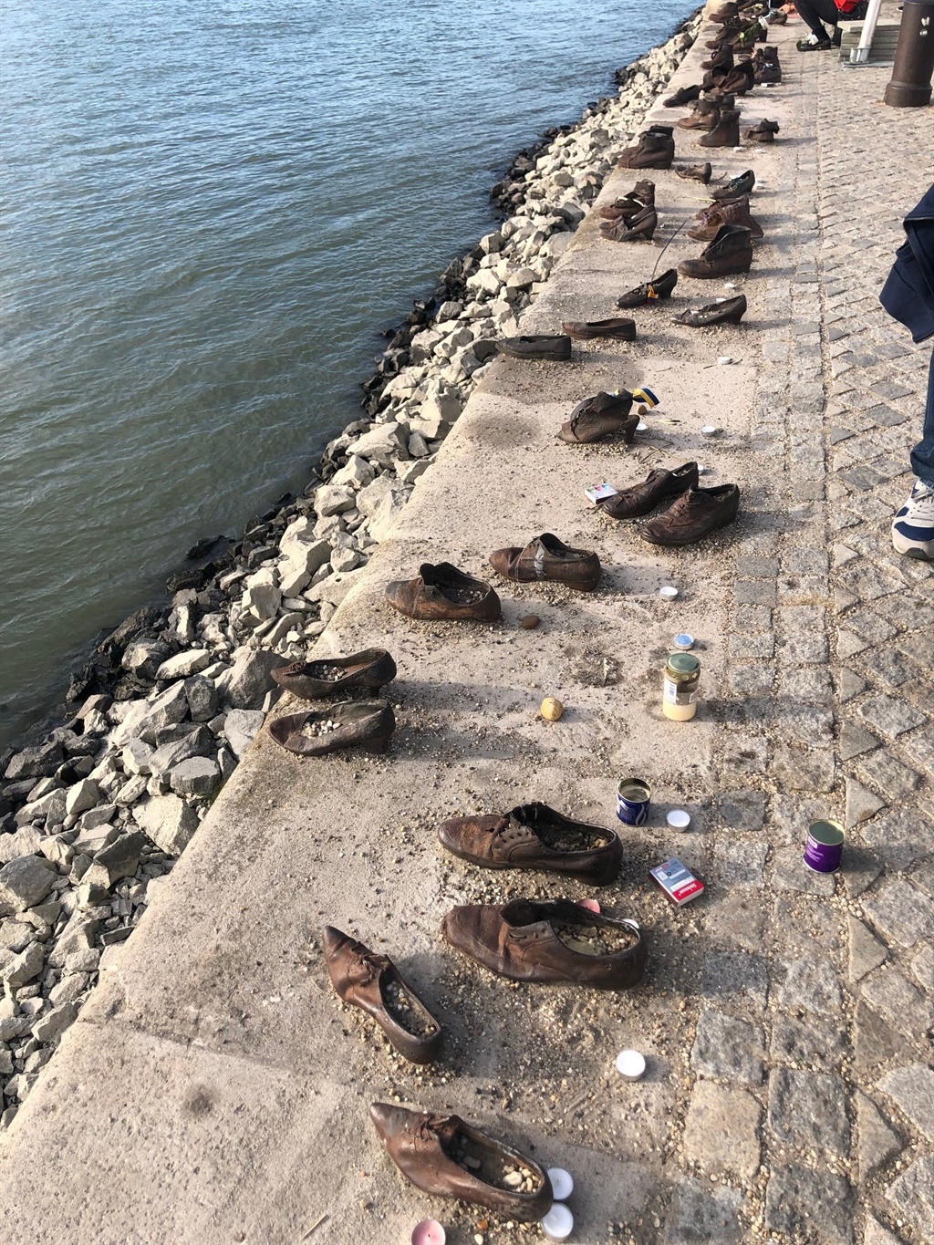 Skoene op die Donau-oewe
