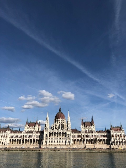 Die parlementsgebou op die oewer van die Donaurivi
