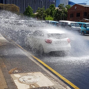 WATCH  Innovative Joburg motorists turn burst water pipe into