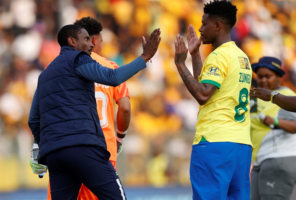 PRETORIA, SOUTH AFRICA - SEPTEMBER 23:Bongani Zungu and coach Rhulani Mokwena of Mamelodi Sundowns celebrate their victory against Kaizer Chiefs during the MTN8 semi final, 2nd leg match between Mamelodi Sundowns and Kaizer Chiefs at Lucas Moripe Stadium on September 23, 2023 in Pretoria, South Africa. (Photo by Gallo Images)