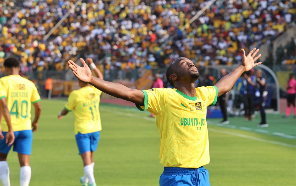 PRETORIA, SOUTH AFRICA - SEPTEMBER 23: Peter Shalulile of Mamelodi Sundowns celebrates his second goal with team mates during the MTN8 semi final, 2nd leg match between Mamelodi Sundowns and Kaizer Chiefs at Lucas Moripe Stadium on September 23, 2023 in Pretoria, South Africa. (Photo by Gallo Images)