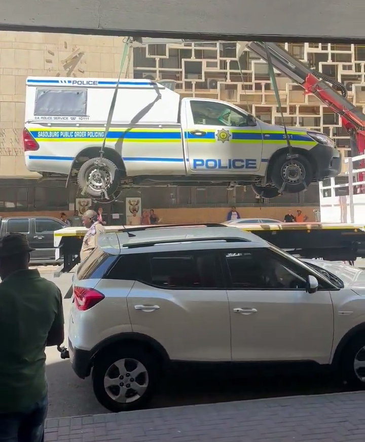 The SAPS vehicle was seen on the trending video impounded by the Mangaung Metro police officers. Photo from screenshot