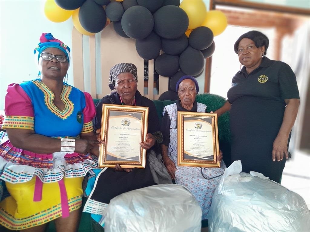 Flora Mabuka with her mother, gogo Puledi Mabata (101) and Mukondeleli Mbangambanga (105) with her daughter Mary Basket after receiving the certificate of recognition. Photo by Thembi Siaga