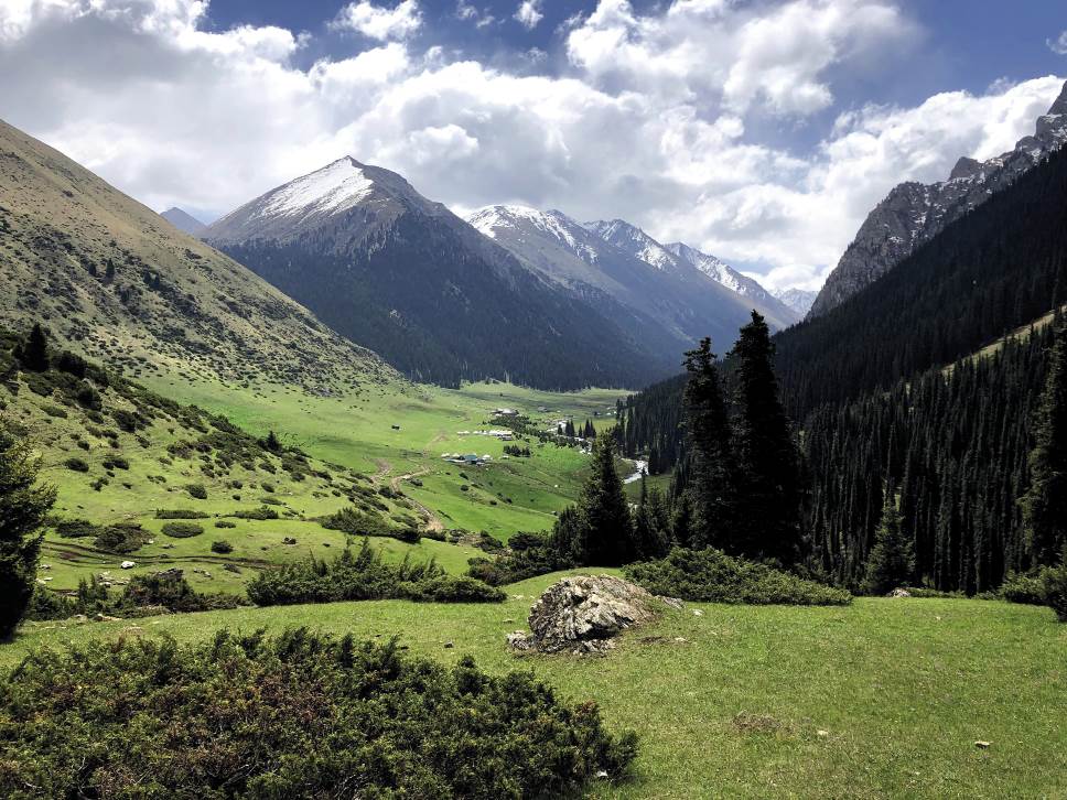 Die Altyn-Arashan-vallei in die Tian Shan-berg in Kirgistan.
