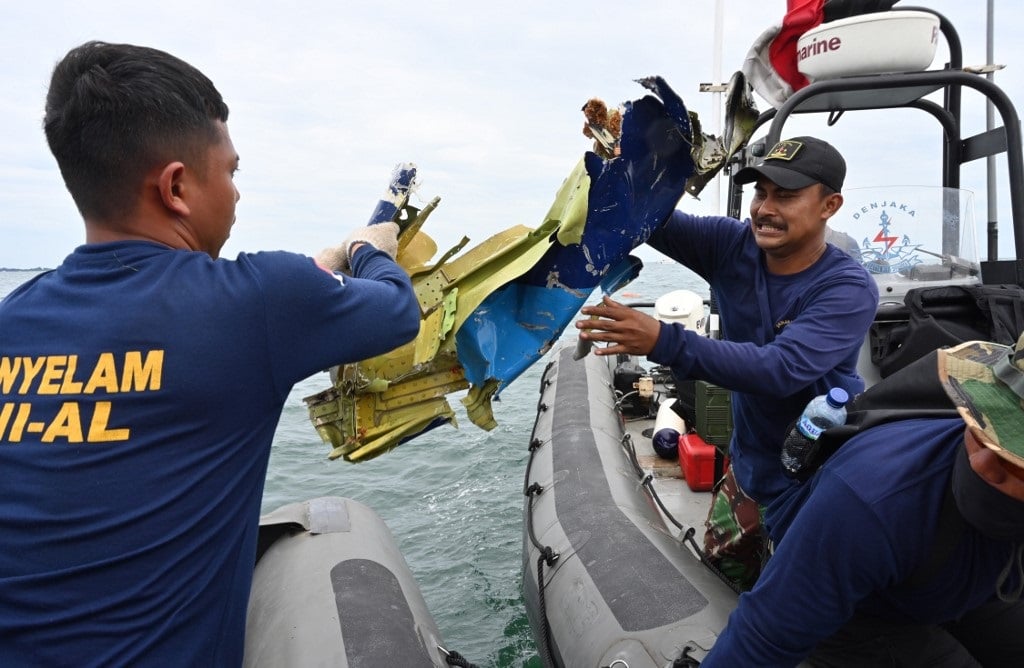 indonesia-divers-search-for-crashed-planes-second-black-box-news24
