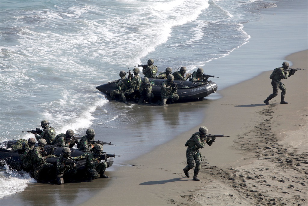 Taiwanese soldiers during a drill in 2013. (Photo by Ashley Pon/Getty Images)