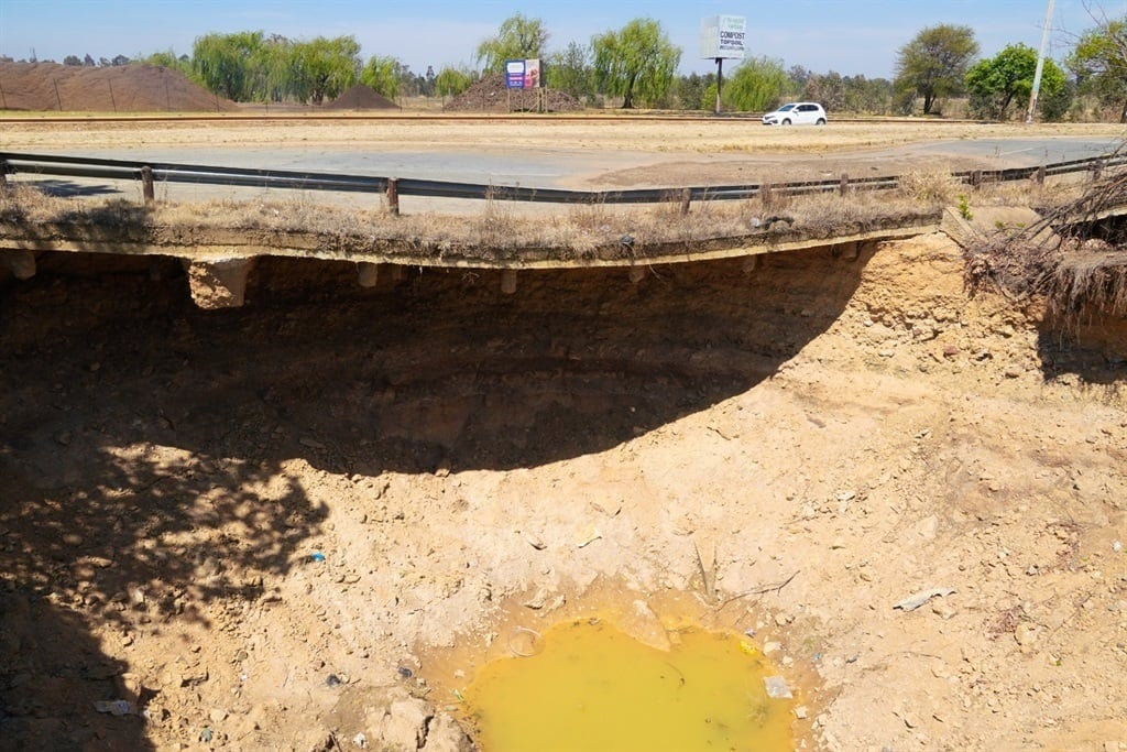 News24 | WATCH | 'It's a no-go zone': Ekurhuleni municipality says it is fixing Boksburg sinkholes