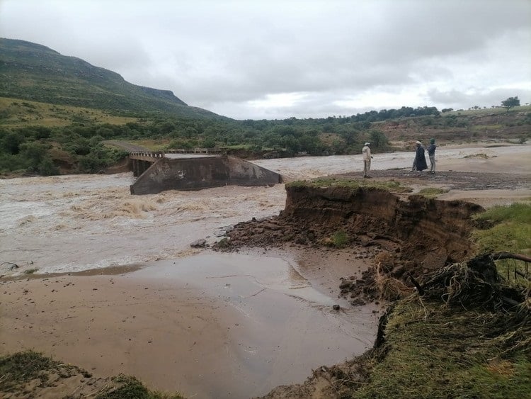 The Ungqeqe Bridge in the Emalahleni Local Municipality of the Eastern Cape collapsed last year. (GroundUp,Yonela Ngqukuvana)