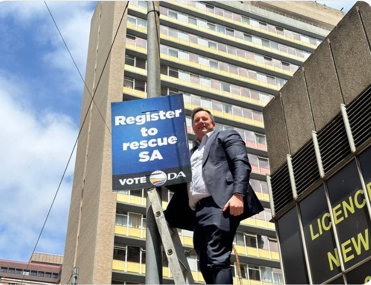 DA leader John Steenhuisen with the poster for 2024 elections. Photo by DA Twitter