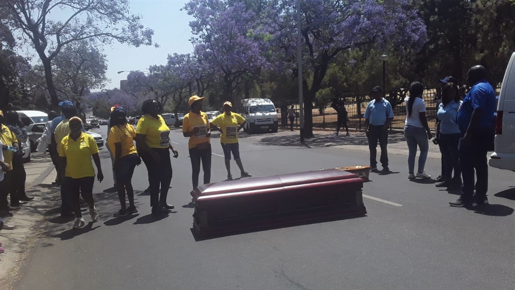 The Funeral Services Association in Tshwane barricaded a street leading to the Union Buildings 