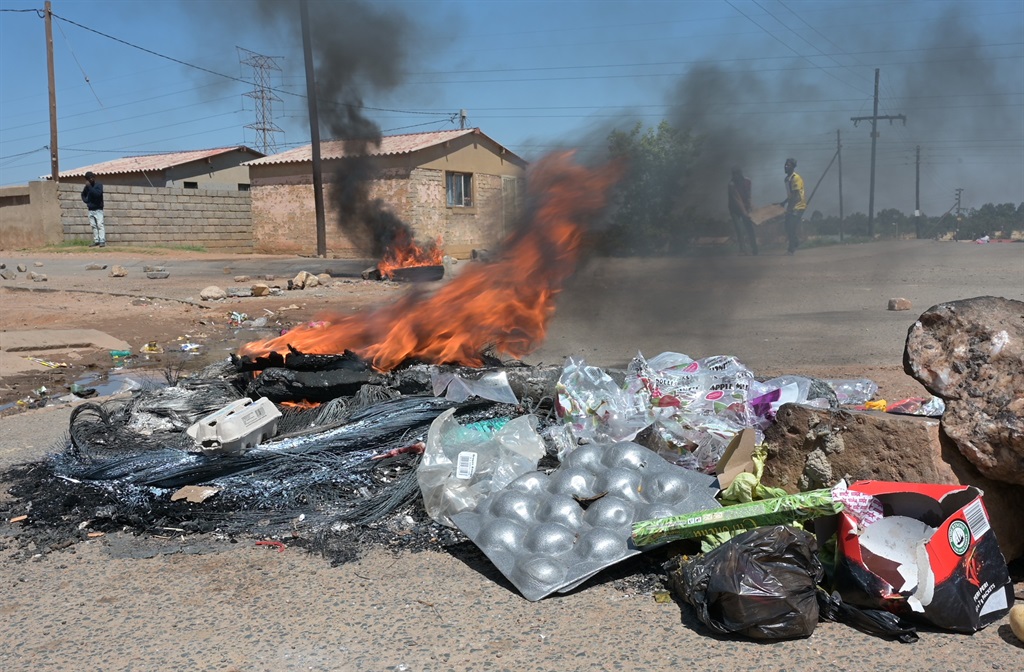 Angry community members of Braamfischerville used rocks, rubbles and burning tyres to block the streets to protest against the recent killings in their area. Photo by Morapedi Mashashe.