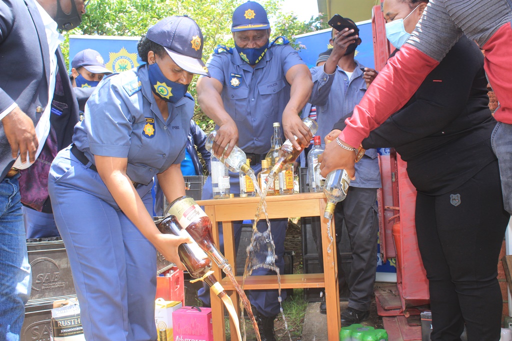 Cops destroying alcohol worth R1.8 million.
Photo: Hoseya Jubase.
