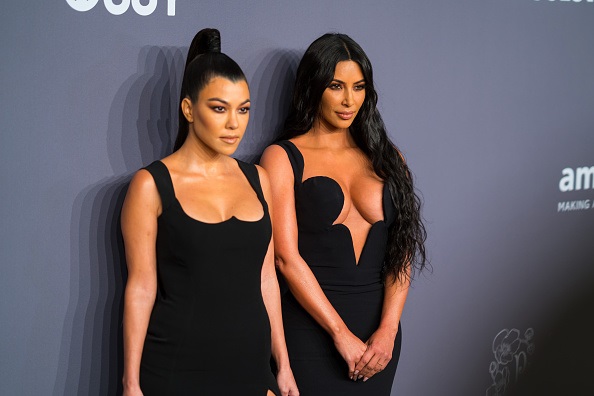   Kourtney Kardashian (L) and Kim Kardashian 