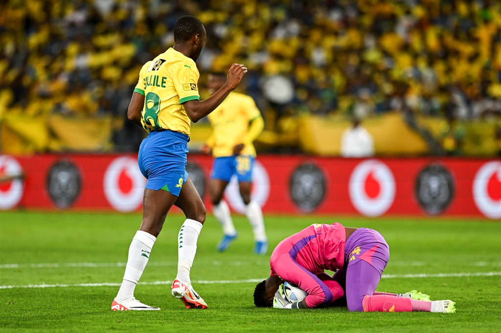 DURBAN, SOUTH AFRICA - OCTOBER 07: Peter Shalulile of Mamelodi Sundowns and Sipho Chaine of Orlando Pirates during the MTN8 final match between Orlando Pirates and Mamelodi Sundowns at Moses Mabhida Stadium on October 07, 2023 in Durban, South Africa. (Photo by Darren Stewart/Gallo Images)