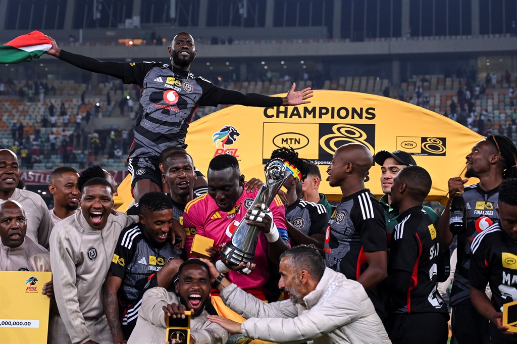 DURBAN, SOUTH AFRICA - OCTOBER 07: Pirates celebrate winning during the MTN8 final match between Orlando Pirates and Mamelodi Sundowns at Moses Mabhida Stadium on October 07, 2023 in Durban, South Africa. (Photo by Darren Stewart/Gallo Images),cv 3Fhå?q,