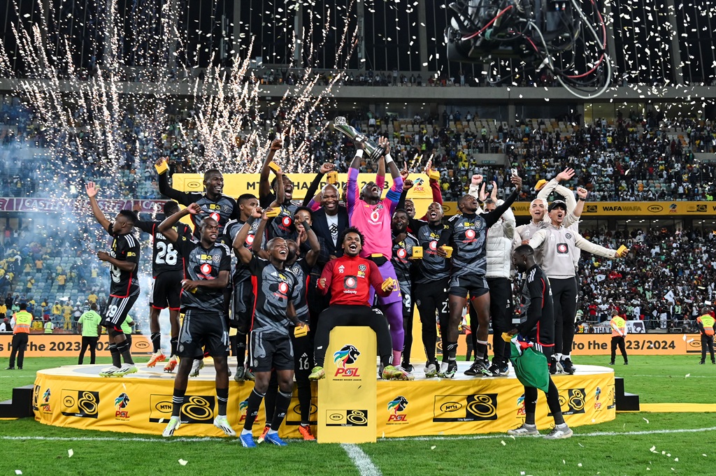 DURBAN, SOUTH AFRICA - OCTOBER 07: Pirates celebrate winning during the MTN8 final match between Orlando Pirates and Mamelodi Sundowns at Moses Mabhida Stadium on October 07, 2023 in Durban, South Africa. (Photo by Darren Stewart/Gallo Images),]1z