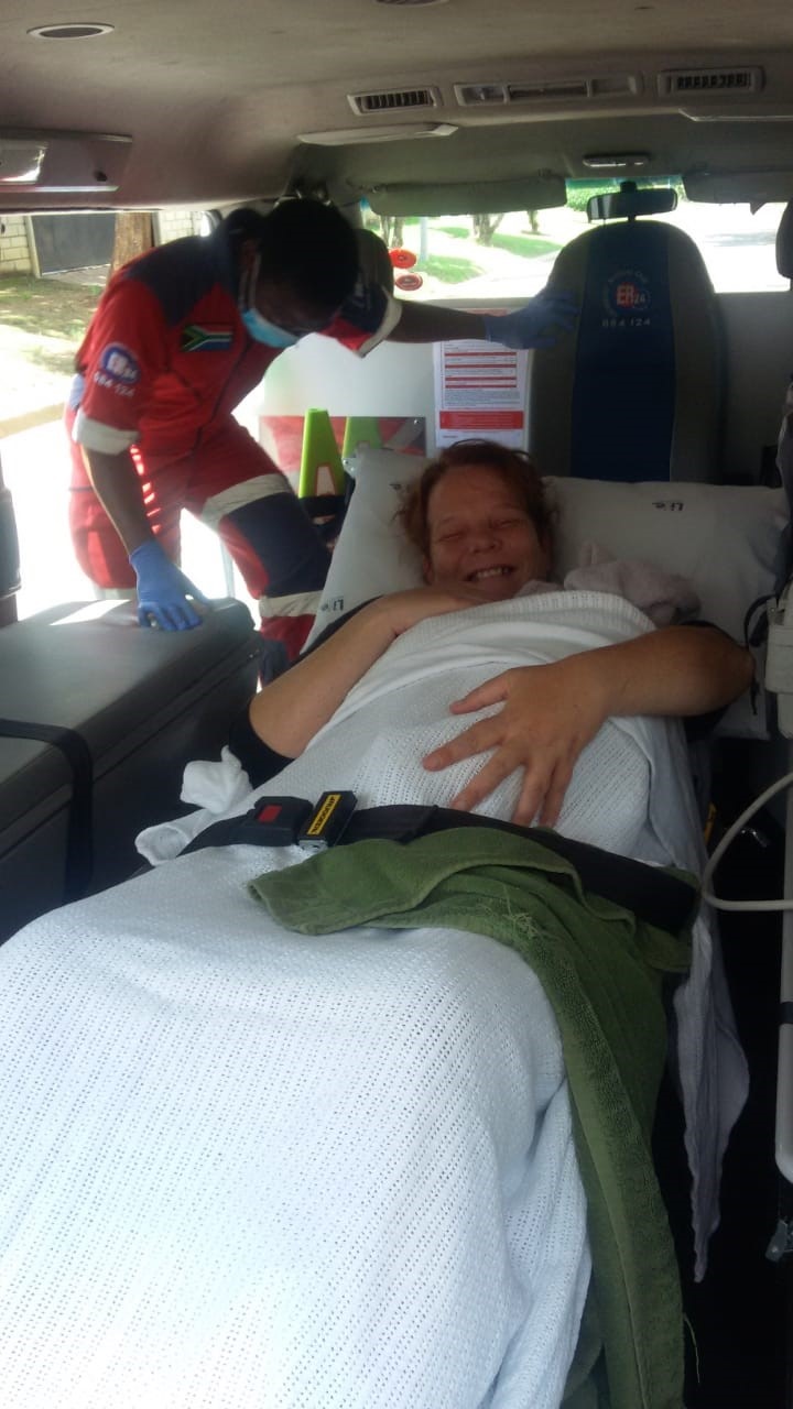 Chantell Calitz en Anden in die ambulans. Foto: Verskaf