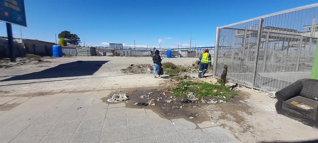 The scene where one of the robbers was shot dead. Photo by Lulekwa Mbadamane