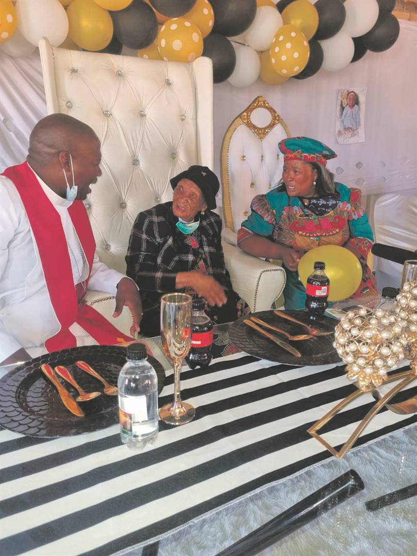 Reverend Modisa Mogorosi (left) with gogo Johanna Mazibuko and Thandiwe Wesinyana at her celebration of reaching 127 years in Klerksdorp, North West.